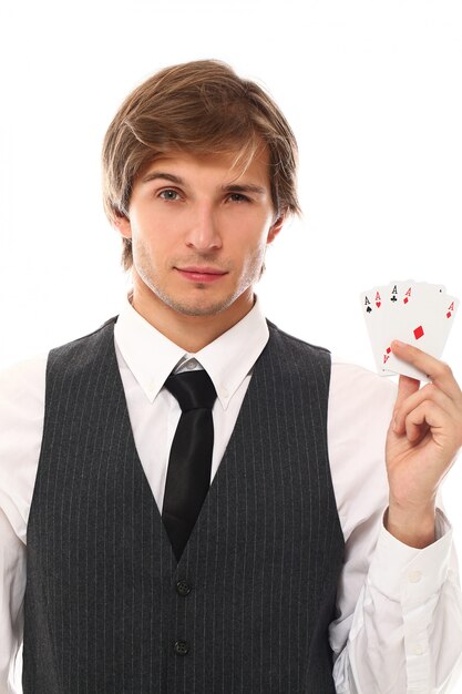 Retrato de hombre joven mostrando cartas de póker