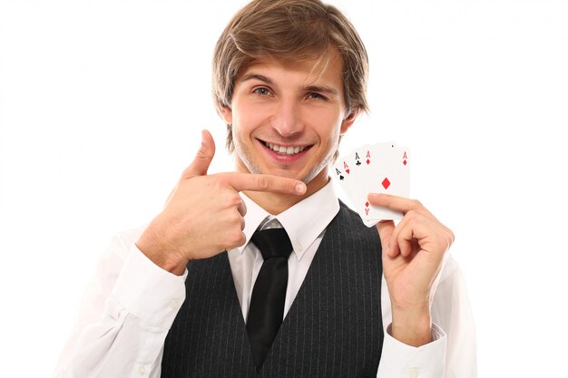 Retrato de hombre joven mostrando cartas de póker