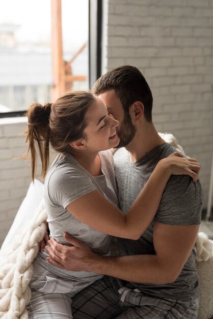 Retrato de hombre joven y una mujer abrazándose