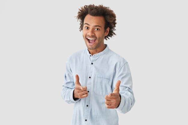 Retrato, de, hombre joven, con, pelo rizado, llevando, camisa