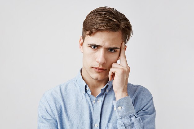 Retrato de hombre joven que parece muy preocupado.