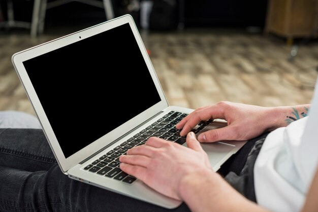 Retrato de un hombre joven que usa la tableta digital