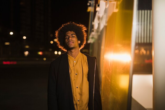 Retrato de hombre joven saliendo de noche