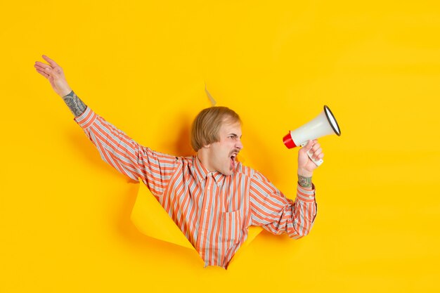 Retrato de hombre joven sobre fondo amarillo roto roto