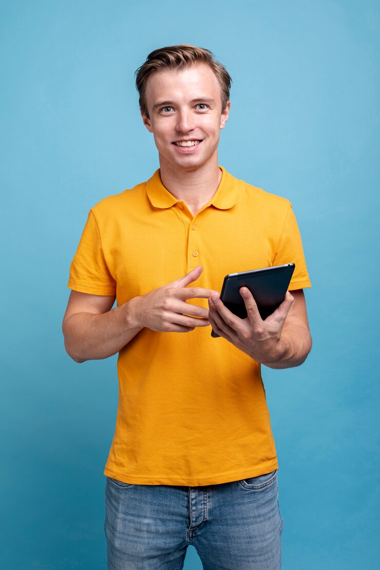 Foto gratuito retrato de hombre joven con una tableta