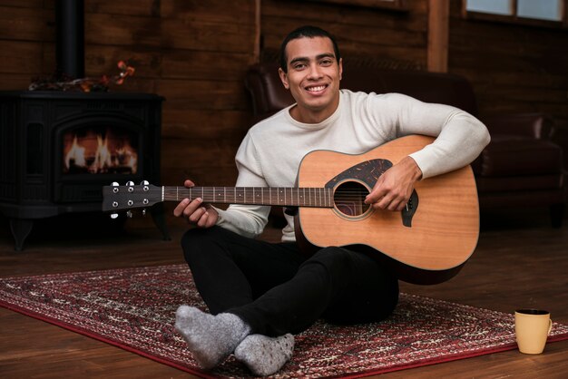 Retrato de hombre joven tocando la guitarra