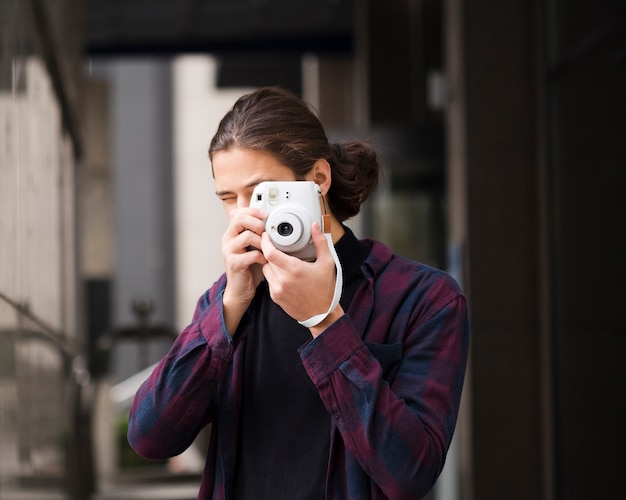 Foto gratuita retrato de hombre joven tomando una foto