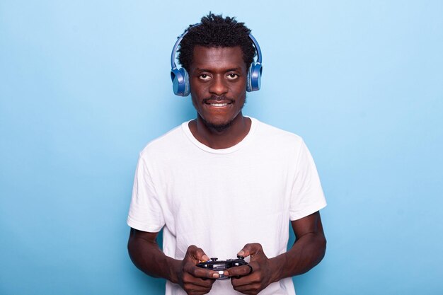 Retrato de hombre jugando videojuegos con controlador