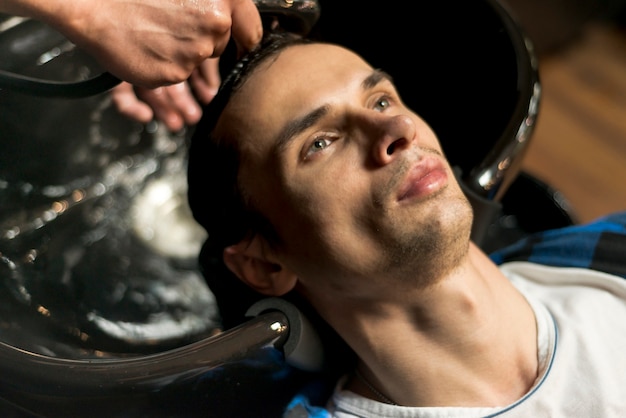 Retrato de un hombre lavándose el pelo