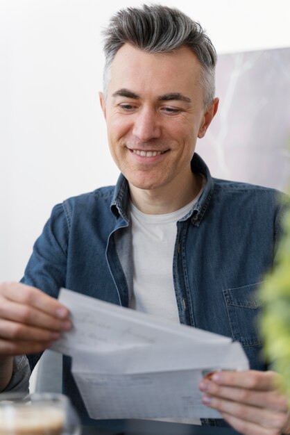 Retrato, hombre, leer cartas