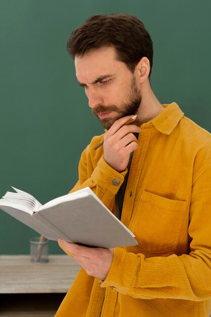 Retrato, hombre, libro de lectura