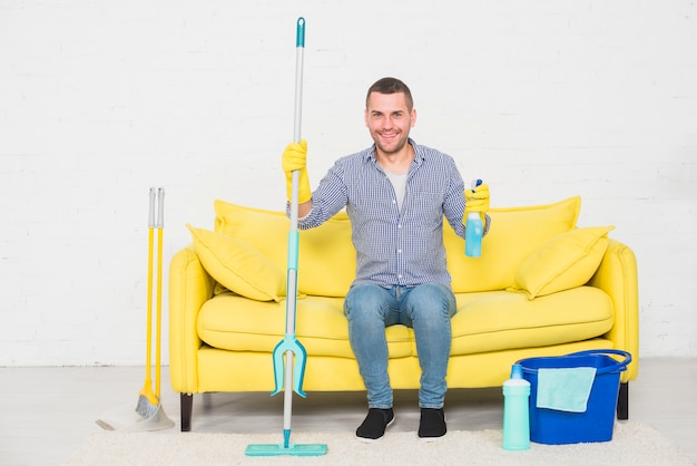 Retrato de hombre limpiando su casa