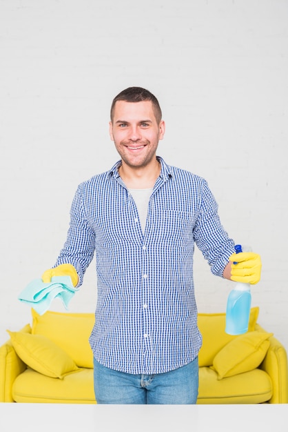 Foto gratuita retrato de hombre limpiando su casa