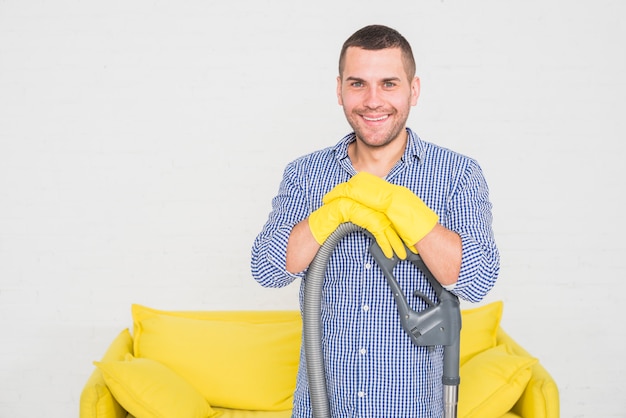 Foto gratuita retrato de hombre limpiando su casa