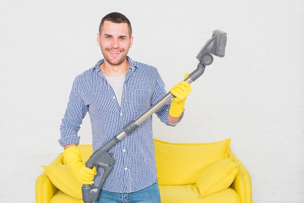 Retrato de hombre limpiando su casa