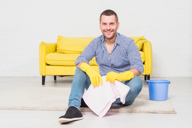 Retrato de hombre limpiando su casa