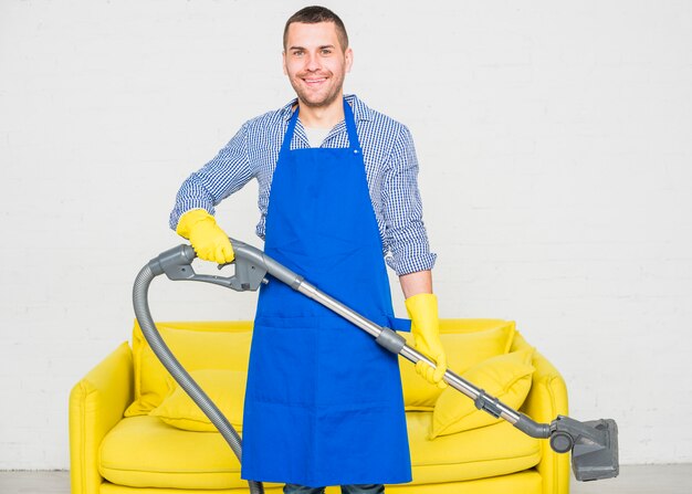 Retrato de hombre limpiando su casa