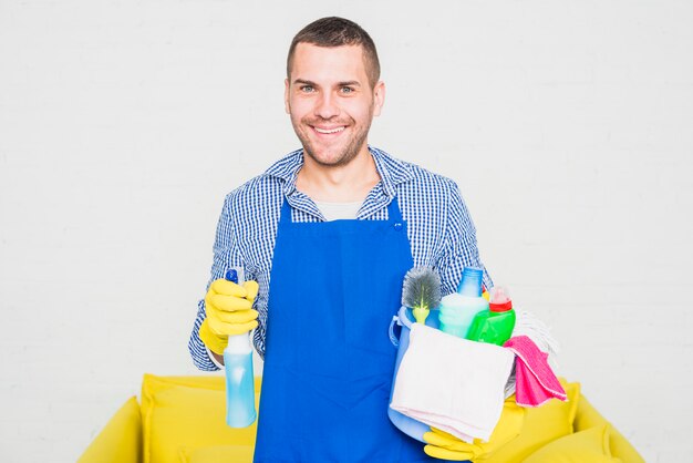 Retrato de hombre limpiando su casa