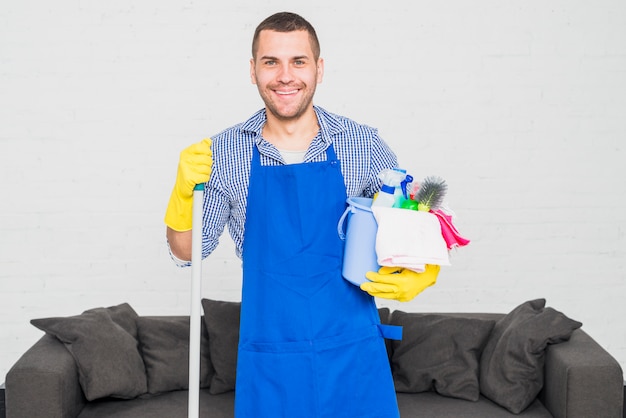 Retrato de hombre limpiando su casa