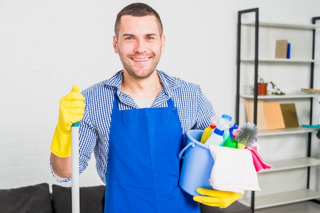 Retrato de hombre limpiando su casa