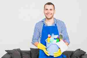 Foto gratuita retrato de hombre limpiando su casa