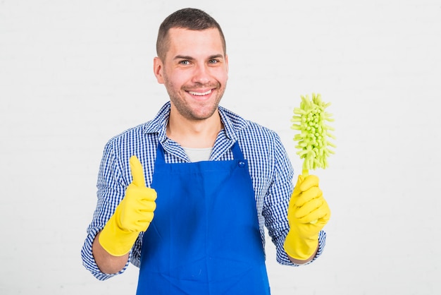 Retrato de hombre limpiando su casa