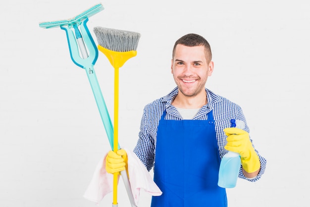 Retrato de hombre limpiando su casa