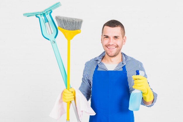 Retrato de hombre limpiando su casa