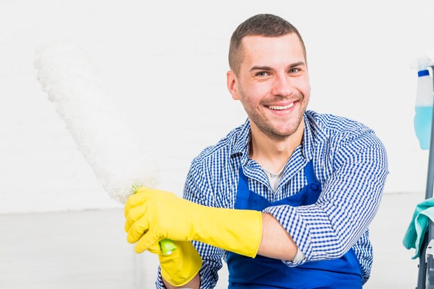 Foto gratuita retrato de hombre limpiando su casa