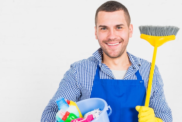 Retrato de hombre limpiando su casa