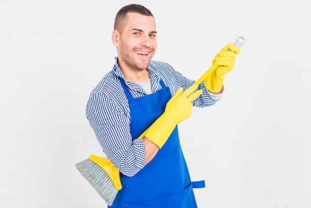 Foto gratuita retrato de hombre limpiando su casa