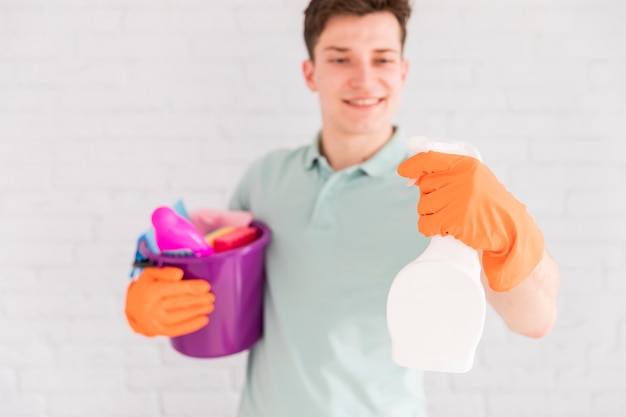 Foto gratuita retrato de hombre limpiando su casa