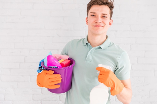 Retrato de hombre limpiando su casa