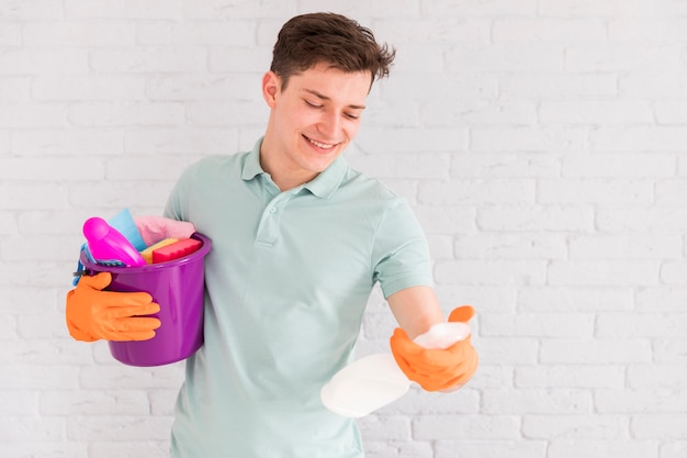 Foto gratuita retrato de hombre limpiando su casa
