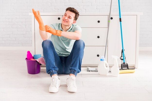 Retrato de hombre limpiando su casa