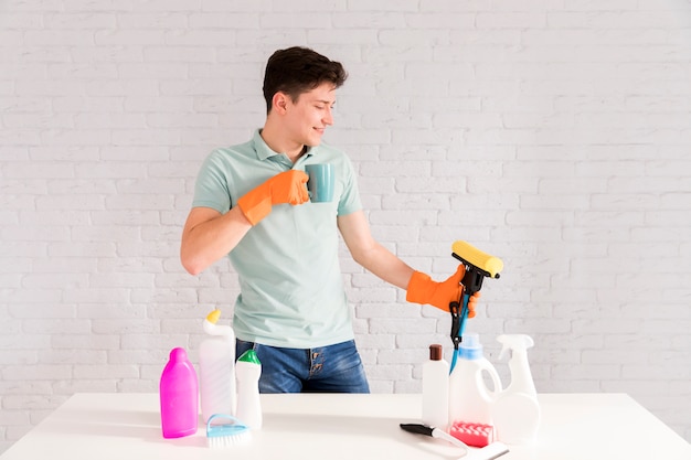 Foto gratuita retrato de hombre limpiando su casa