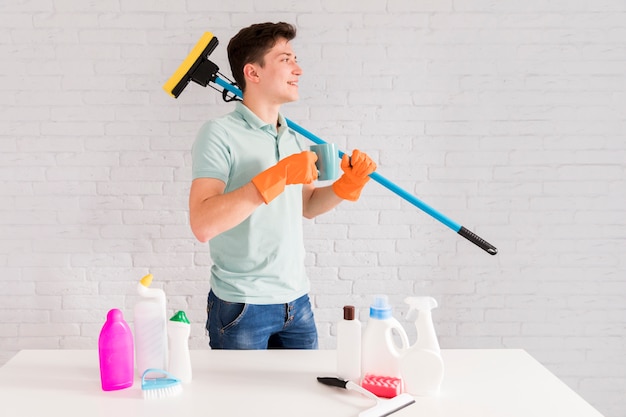 Foto gratuita retrato de hombre limpiando su casa