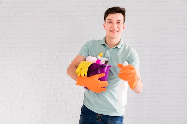 Foto gratuita retrato de hombre limpiando su casa