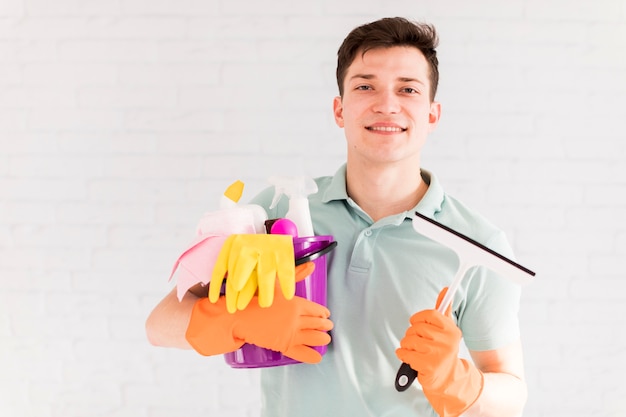 Retrato de hombre limpiando su casa