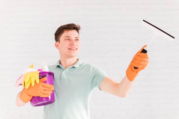 Retrato de hombre limpiando su casa