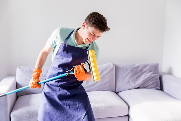 Foto gratuita retrato de hombre limpiando su casa