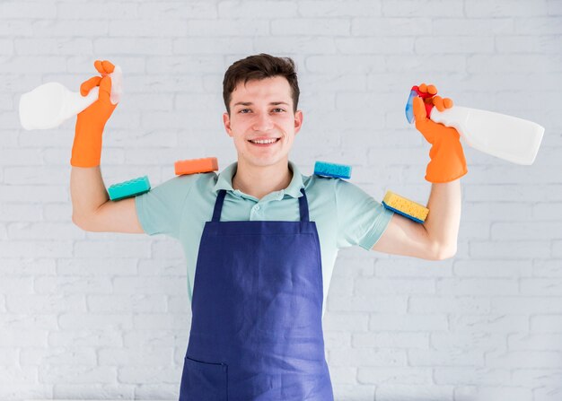 Retrato de hombre limpiando su casa