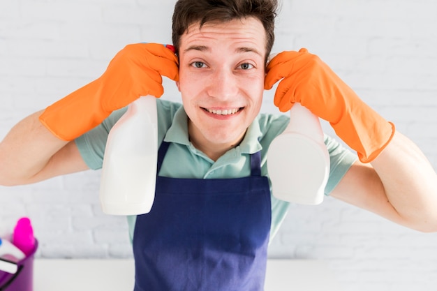 Retrato de hombre limpiando su casa