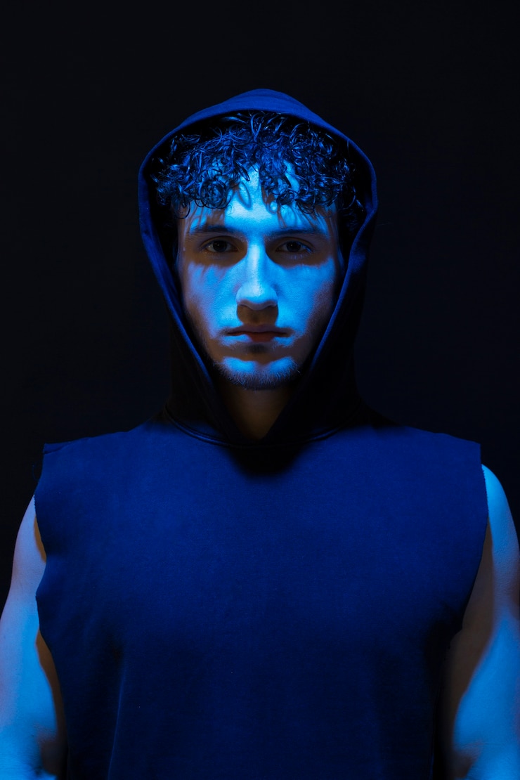 Foto gratuito retrato de hombre con luces azules efectos visuales