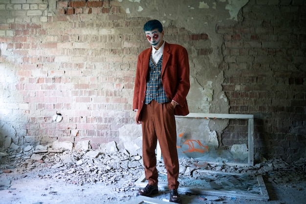 Foto gratuita retrato de hombre con maquillaje de payaso aterrador