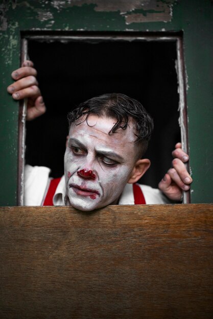 Retrato de hombre con maquillaje de payaso aterrador