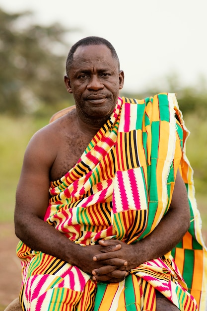 Retrato, hombre mayor africano, con, ropa tradicional