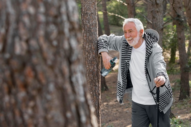 Retrato, hombre mayor, excursionismo, en, montaña