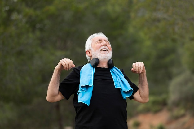 Retrato, hombre mayor, jogging, en, montaña