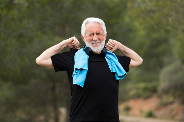 Retrato, hombre mayor, jogging, en, montaña